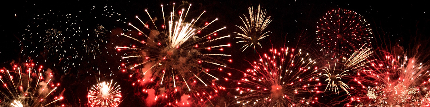 Fotografi av et stort fyrverkeri på en mørk nattehimmel.