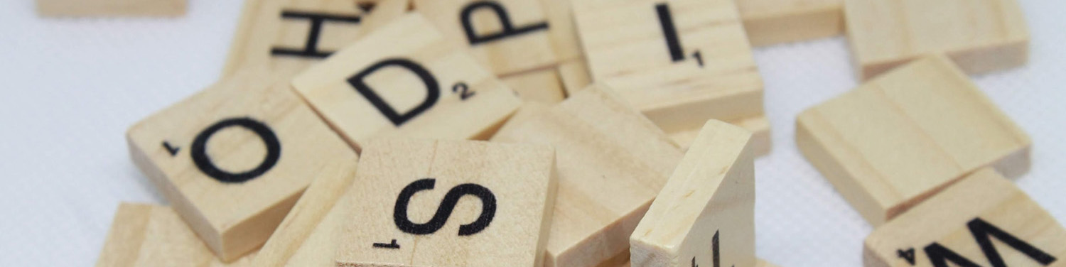 Fotografi av ein haug med Scrabble-brikker.