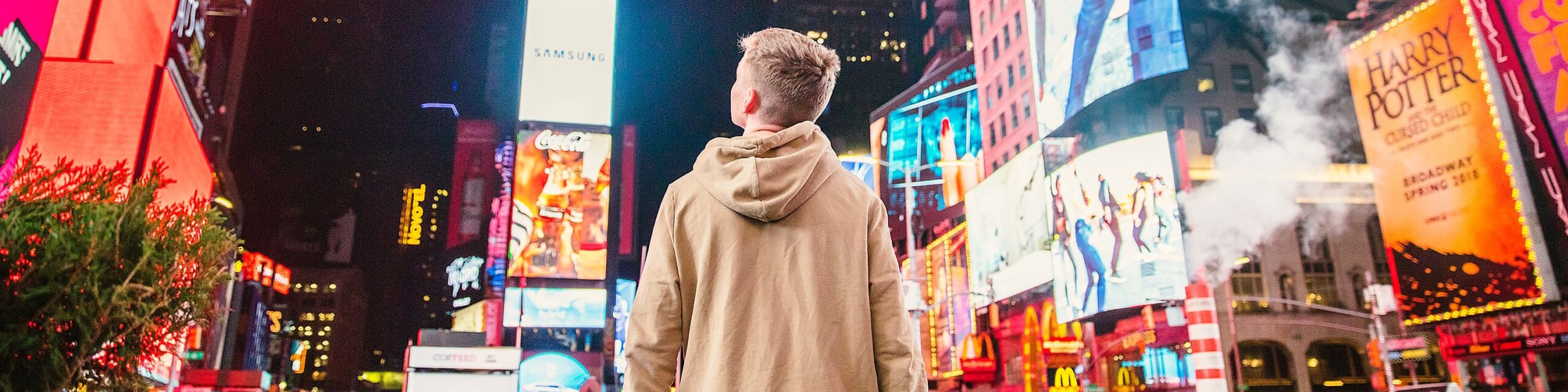 Gutt ser opp på reklamevegger i gate