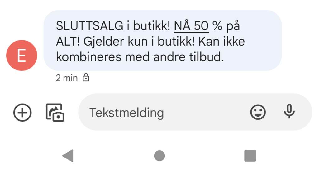 Illustrasjonen viser en tekstmelding hvor det står "SLUTTSALG i butikk! Nå 50% på ALT! Gjelder kun i butikk! Kan ikke kombineres med andre tilbud."