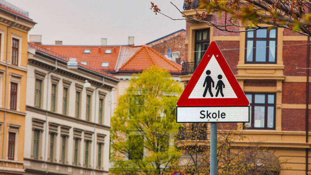 Fotografi av et "Skole"-skilt i Oslo.