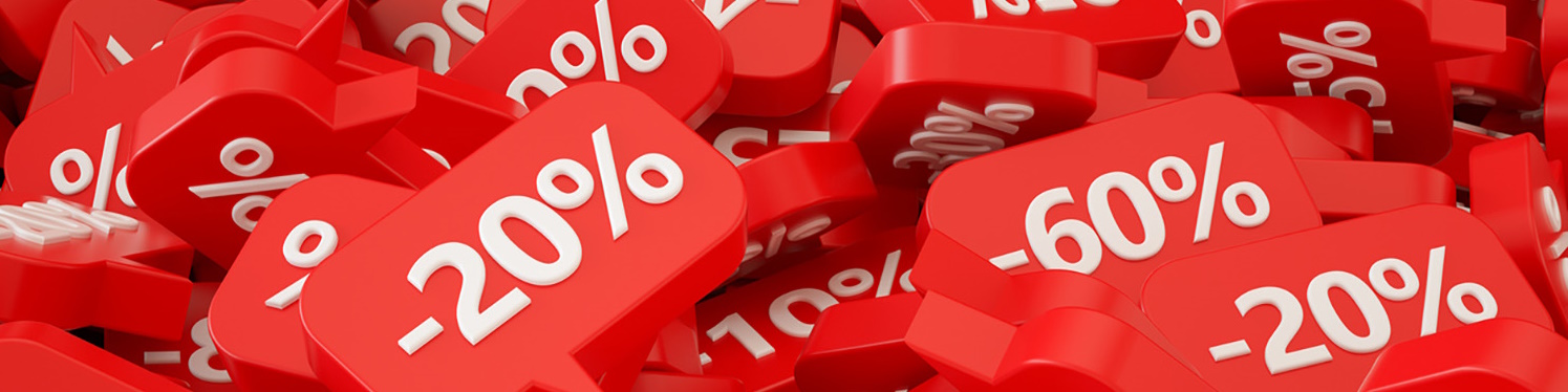En haug med røde skilt formet som snakkebobler. Alle skiltene er merket med en rabatt i prosent. FOr eksempel -70% og -20%.